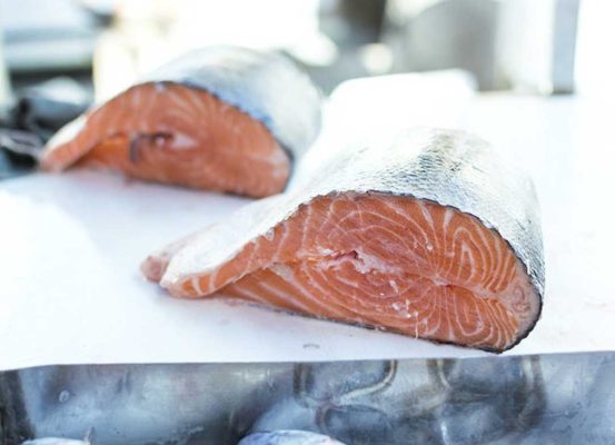 sacar espinas de pescado salmón