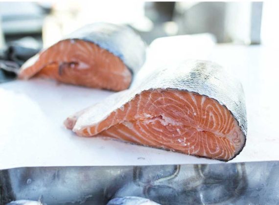 sacar espinas de pescado salmón